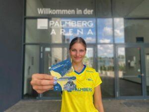 Foto - SSC, Pia Fernau mit den Dauerkarten