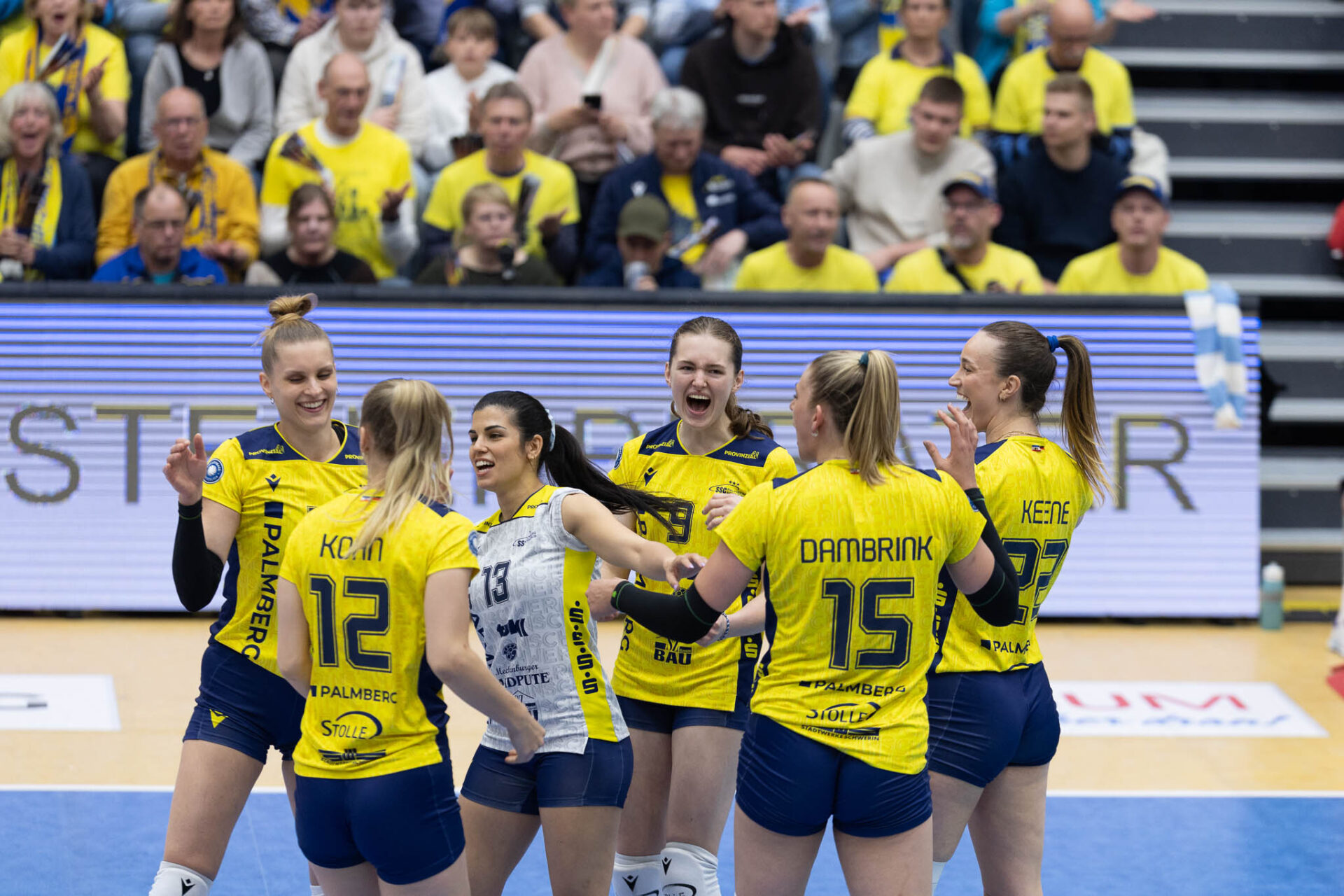 Spannender Auftakt in die Finalserie: Schwerin bezwingt Dresden mit 3:0